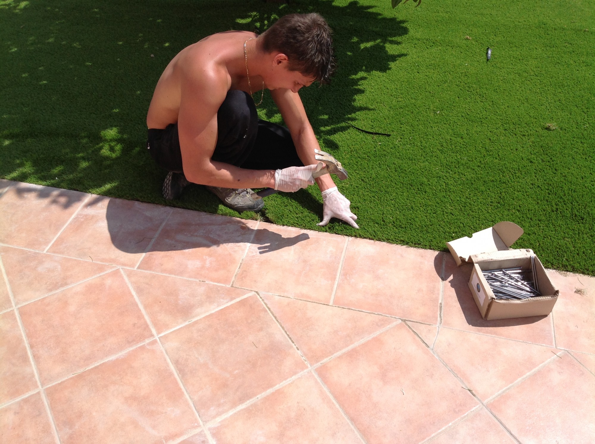 Cloutage de la pelouse artificielle